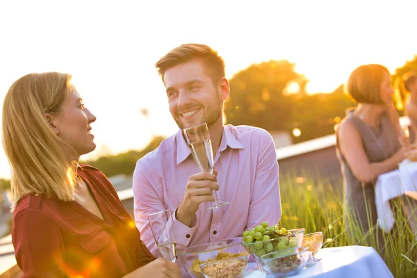 Geschäftsleute Genießen Erfolgreiches Sommerfest — Stockfoto