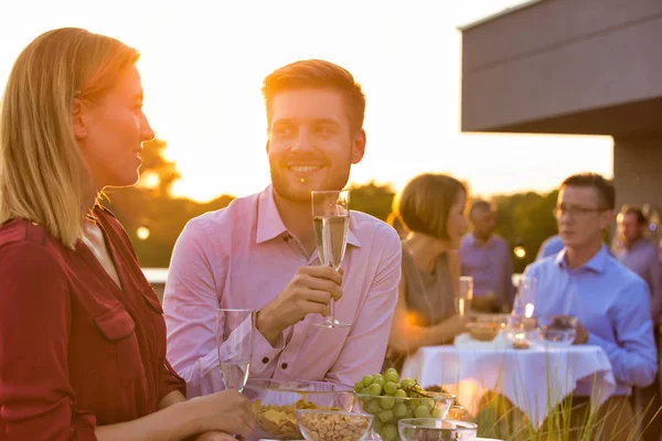 Geschäftsleute Genießen Erfolgreiches Sommerfest — Stockfoto