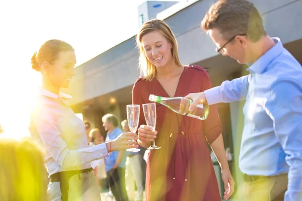 Geschäftsleute Genießen Eine Erfolgreiche Sommerparty Auf Dem Dach Sei Für — Stockfoto