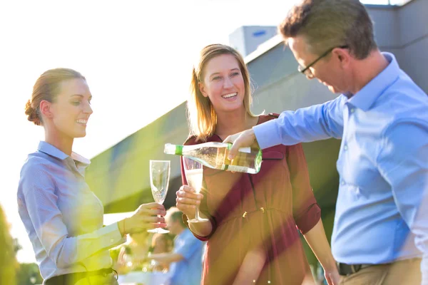 Affärsmän Njuter Lyckad Takfest Sommaren — Stockfoto