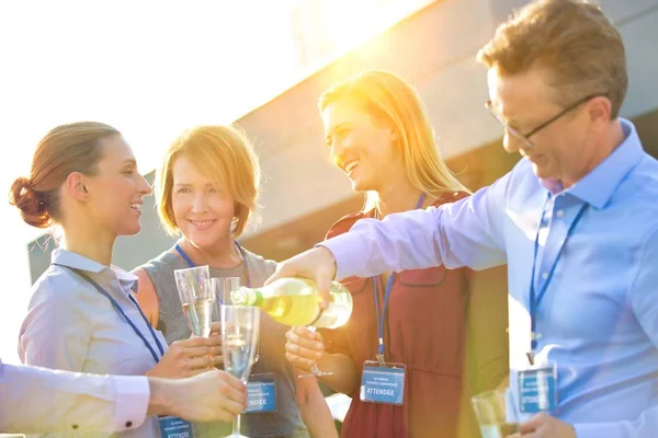 İş adamları başarılı bir yaz tatili çatı partisinin tadını çıkarıyorlar. Parti üstüne iş konferansı, kongre içkileri, düğün, doğum günü partisi ya da aile toplantısı. Güçlü bir mercekle kutlama yaparken aynı anda hem de.