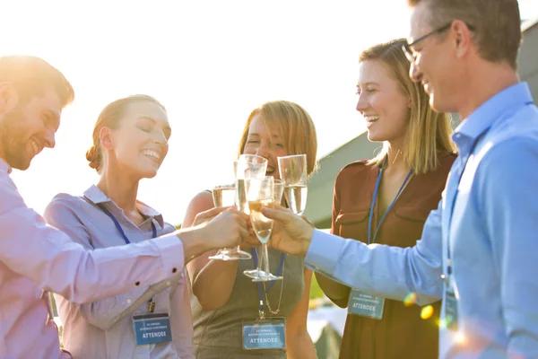 Affärsmän Njuter Lyckad Takfest Sommaren — Stockfoto