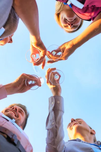 Affärsmän Njuter Lyckad Takfest Sommaren — Stockfoto