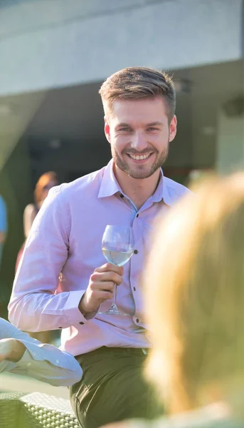 Affärsmän Njuter Lyckad Takfest Sommaren — Stockfoto