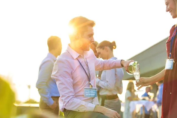 Деловые Люди Наслаждающиеся Роскошной Летней Вечеринкой Крыше Будь Бизнес Конференция — стоковое фото