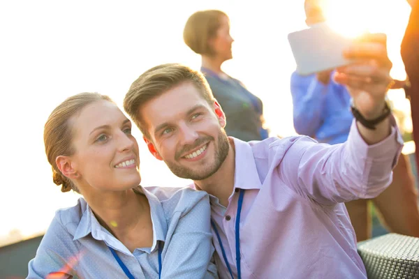 Empresário levando selfie com colega durante festa no terraço — Fotografia de Stock