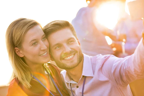 Empresário levando selfie com colega durante festa no terraço — Fotografia de Stock