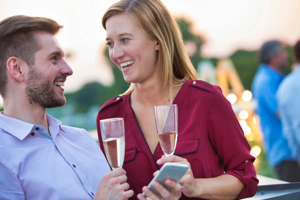 Geschäftsmann zeigt bei Erfolg Smartphone mit Kollege — Stockfoto