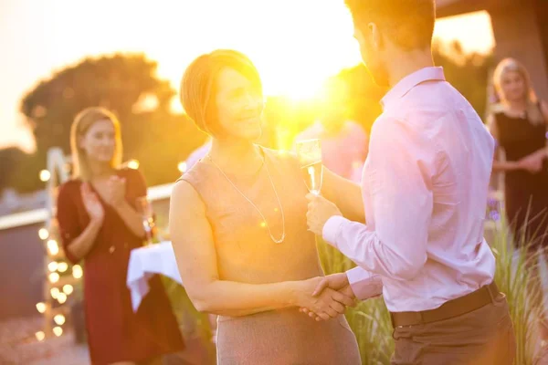 Personas Negocios Que Disfrutan Una Exitosa Fiesta Azotea Verano — Foto de Stock