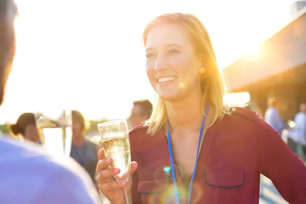 Affärskvinna Med Ett Glas Champagne Kontorsfesten — Stockfoto