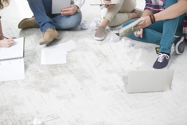 Groupe Jeunes Entrepreneurs Réfléchir Nouvelles Idées Dans Une Discussion Bureau — Photo