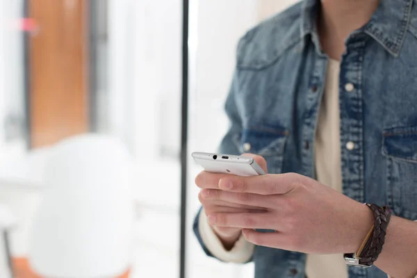 Texting profissional masculino no smartphone no escritório — Fotografia de Stock