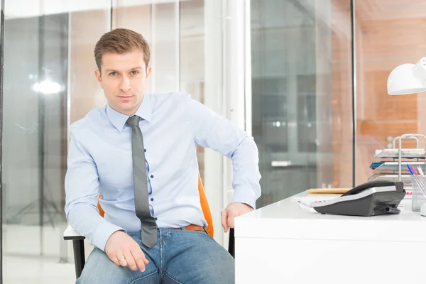 Empresário sentado na mesa do escritório — Fotografia de Stock