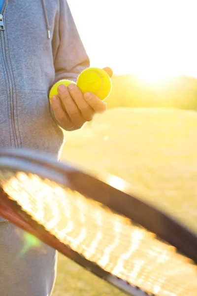 Man Holding Tennis Balls Racket — ストック写真