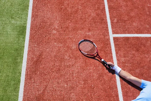 Besviken mogen man liggande medan du håller tennisracket på Cou — Stockfoto