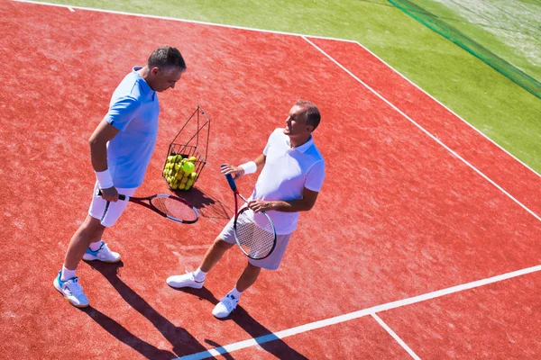 Erkekler yaz maçında tenis kortunda dikilirken selam veriyorlar — Stok fotoğraf
