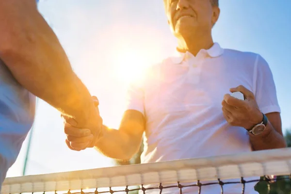 Männer Beim Händeschütteln Tennisnetz Bei Klarem Himmel Einem Sonnigen Tag — Stockfoto