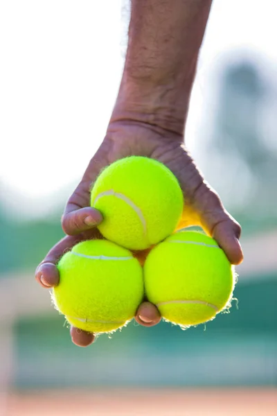 Foto av senior man som håller tennisbollar på planen — Stockfoto