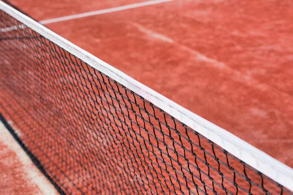 Zdjęcie siatki tenisowej na korcie czerwonym — Zdjęcie stockowe