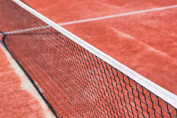 Foto av tennisnät vid röd bana — Stockfoto