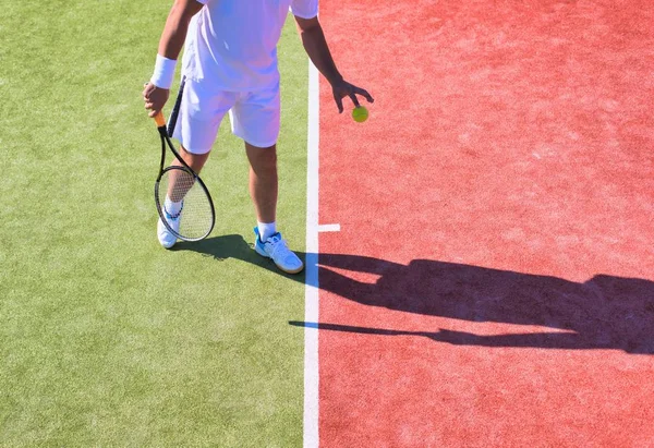 Självsäker mogen man spelar tennis på solig dag — Stockfoto