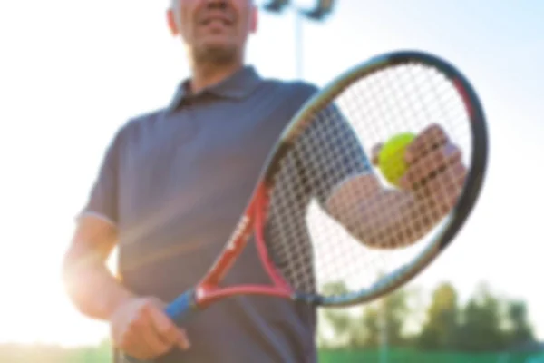 Mann Mit Tennisschläger Und Ball Sonnigem Tag Auf Dem Platz — Stockfoto