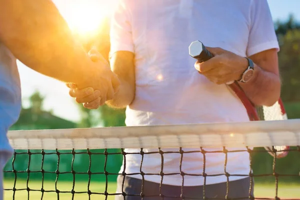 Zwei Männliche Tennisspieler Beim Händeschütteln Über Das Netz — Stockfoto