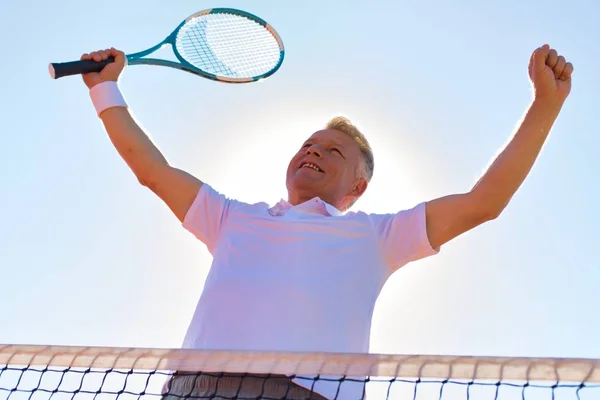 Sonriente Hombre Maduro Sosteniendo Raqueta Tenis Con Compañero Equipo Parte —  Fotos de Stock