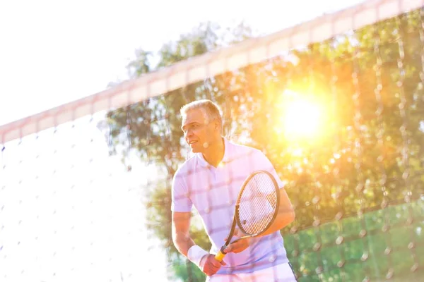 Volwassen Man Concentreert Zich Dienst Van Tegenstander Tennis Wedstrijd — Stockfoto