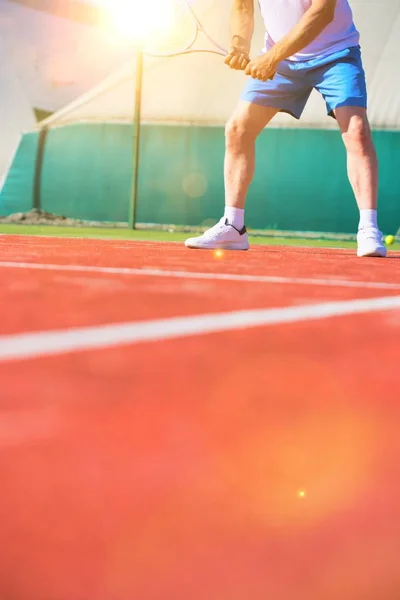 Kendinden Emin Erkek Tenisçi Oyuna Başlamak Için Hazırlanıyor — Stok fotoğraf