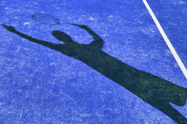Tenisçinin Gölgesi Topa Vurmaya Hazırlanıyor — Stok fotoğraf