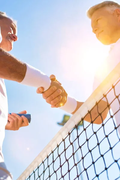 Zwei Reife Männer Geben Sich Nach Dem Ende Des Tennisspiels — Stockfoto