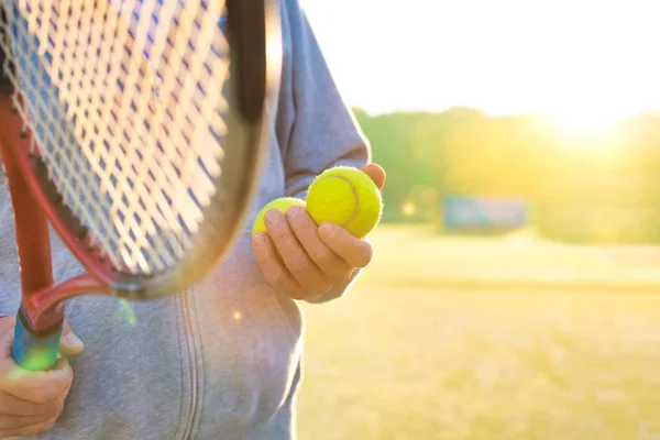 Primer Plano Hombre Sosteniendo Pelotas Tenis Raqueta —  Fotos de Stock