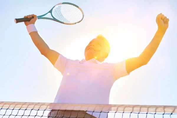 Gammal Man Firar Seger Tennismatch — Stockfoto