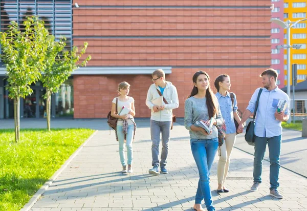 Estudiantes Caminando Fuera Del Campus Universitario —  Fotos de Stock