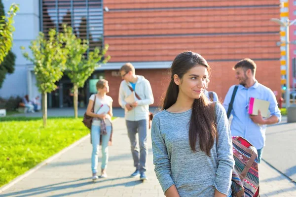 Studenter som går utanför universitetsområdet — Stockfoto