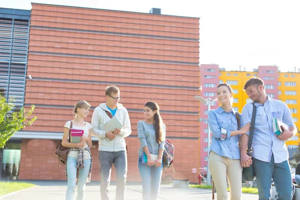 Gruppo Giovani Studenti Che Camminano Fuori Dal Campus Universitario — Foto Stock