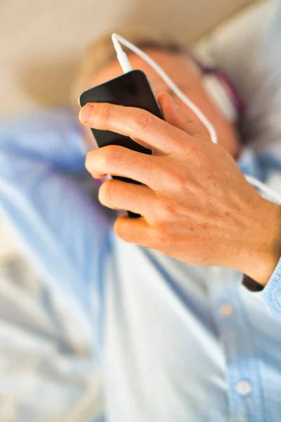 Close up photo of mature man listening to music — Stock Photo, Image