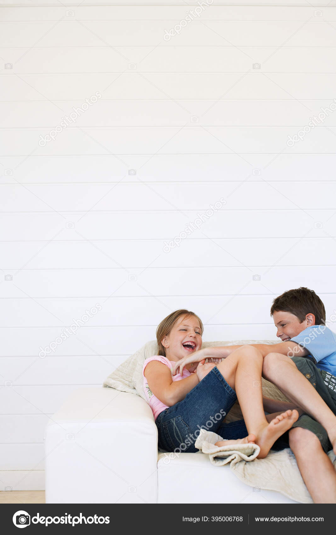 Щекотка пяток мальчиков челлендж. Щекотка девушки. Щекотка мамы с дочкой. Щекотали молодого. Девочка щекочет мальчика.