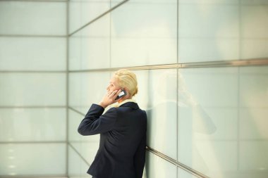 İş kadını Cep Telefonu yan görünümünü kullanıyor