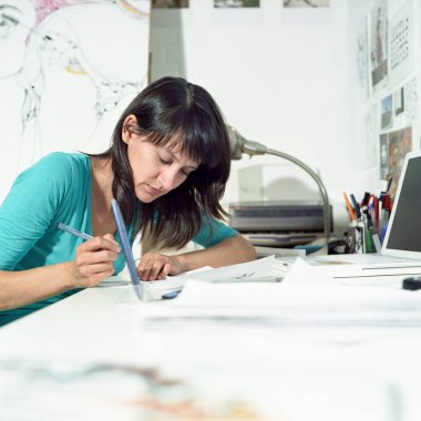 Merkez ofiste çalışan genç bayan çizer.