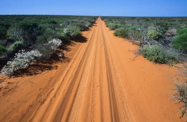 Avustralya çölde yol alıyor