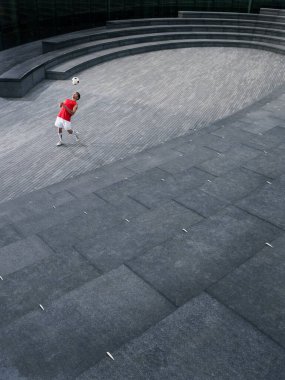 Londra 'da Scoop amfitiyatrosunda göğsünden futbol topu sektiren adam manzarayı yükseltti.