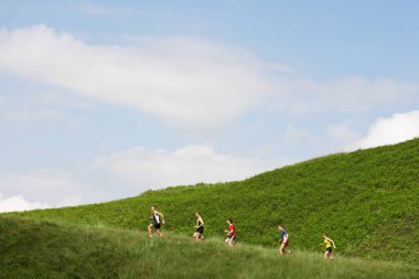 Grup yamaçta koşuyor