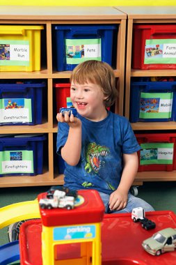 Çocuk (5-6) anaokulunda Down sendromlu