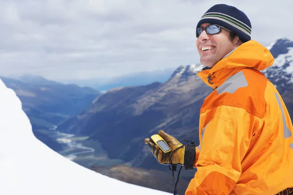 Alpinista Segurando Bússola Montanhas Nevadas — Fotografia de Stock