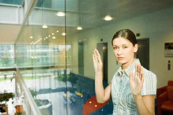 Vrouw Achter Glazen Muur Kantoorportret — Stockfoto