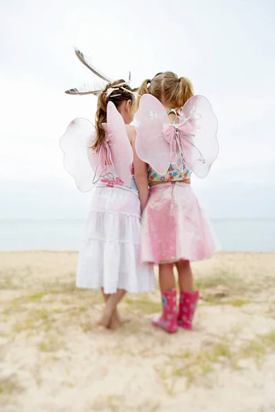 Dos Chicas Con Alas Plumas Pie Playa Vista Trasera — Foto de Stock