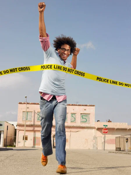 Молодой Человек Переходит Полицейскую Ленту Улице — стоковое фото