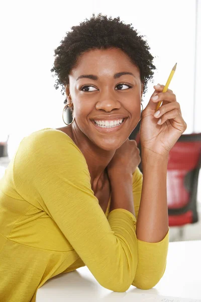 Mujer Joven Escritorio Oficina Sonriendo —  Fotos de Stock